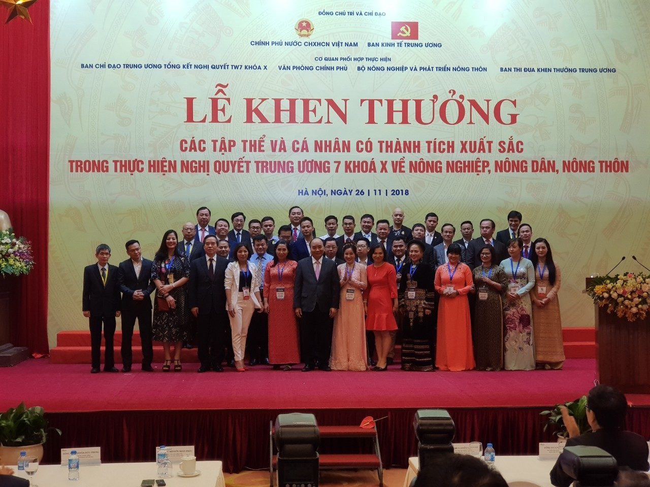 CEO Nextfarm ông Trần Quang Cường, áo vest xanh, hàng thứ hai, đứng ngay sau Thủ tướng Nguyễn Xuân Phúc
