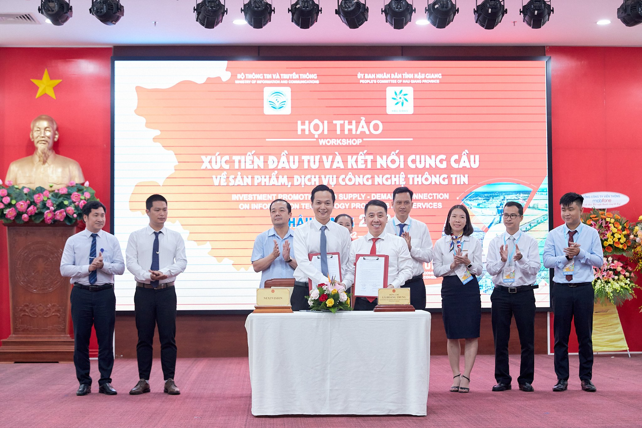 CEO NextFarm ký kết biên bản hợp tác triển khai chuyển đổi số với Sở TT&TT tỉnh Hậu Giang dưới sự chứng kiến của Thứ trưởng Bộ TT&TT Phạm Đức Long